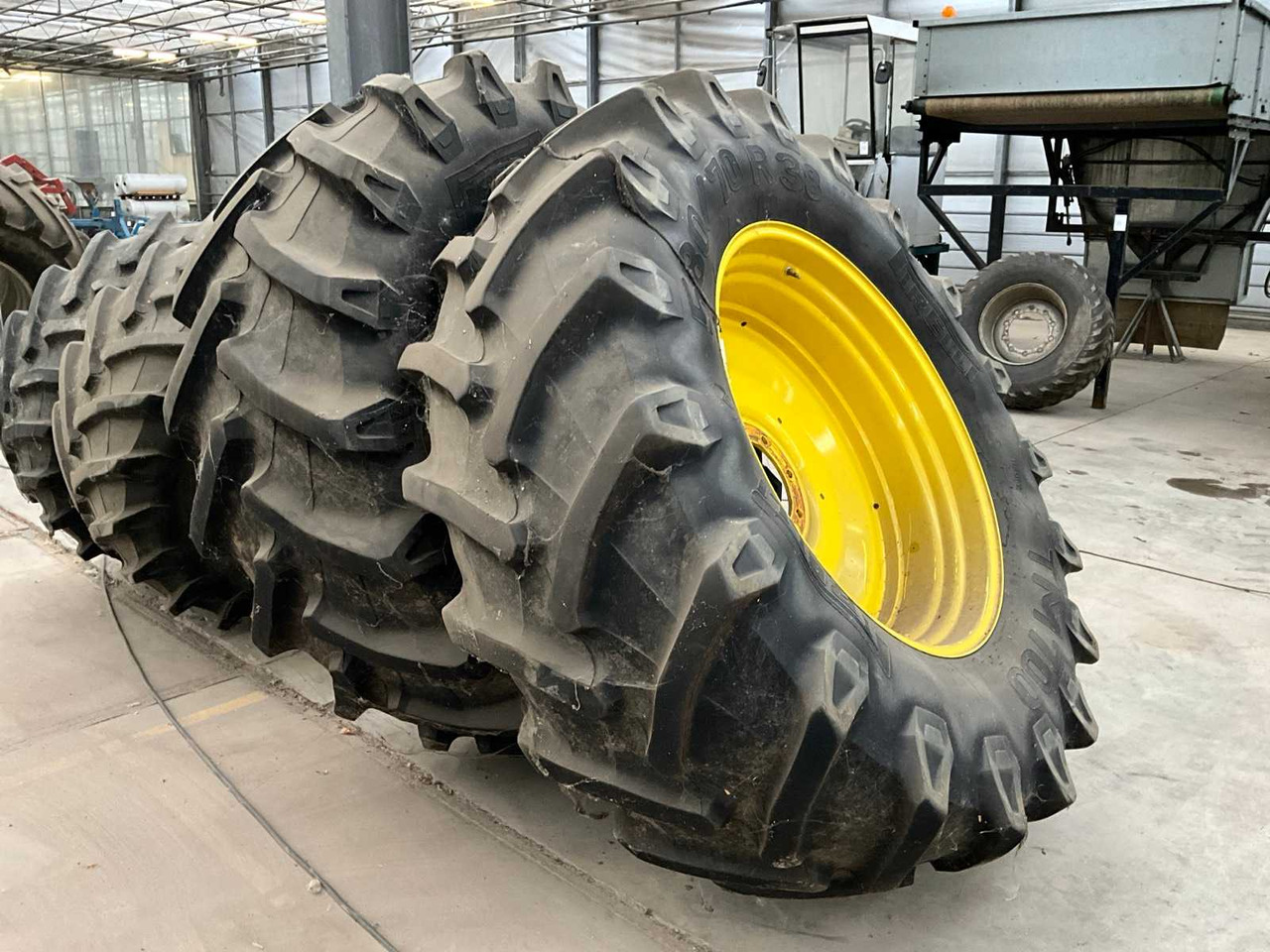 Pirelli TM700 - Wheels and tires for Farm tractor: picture 2 Pirelli TM700 - Wheels and tires for Farm tractor: picture 2