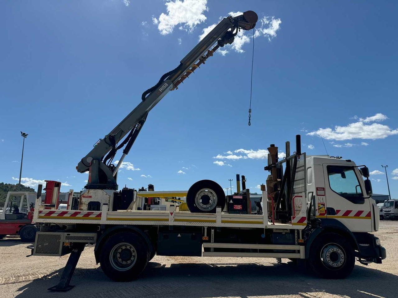 Risa Renault D14 G2T TARIÈRE - Dropside/ Flatbed truck, Crane truck: picture 4 Risa Renault D14 G2T TARIÈRE - Dropside/ Flatbed truck, Crane truck: picture 4