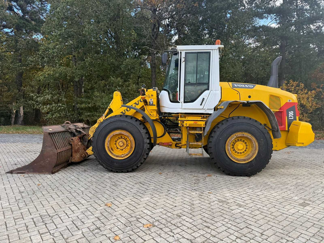 VOLVO - 2014 - L70G - SHOVEL WITH LICENSE PLATE INCL. BAK AND QUICK CHANGE - Wheel loader: picture 1 VOLVO - 2014 - L70G - SHOVEL WITH LICENSE PLATE INCL. BAK AND QUICK CHANGE - Wheel loader: picture 1