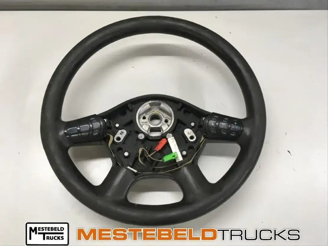 DAF Stuurwiel met 4 schakelaars LF 45 - Steering for Truck: picture 1 DAF Stuurwiel met 4 schakelaars LF 45 - Steering for Truck: picture 1