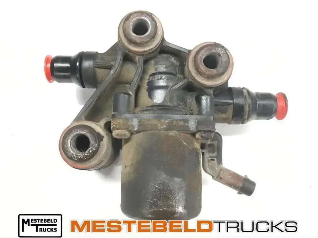 MAN Magneetklep AdBlue TGA - Muffler/ Exhaust system for Truck: picture 1 MAN Magneetklep AdBlue TGA - Muffler/ Exhaust system for Truck: picture 1