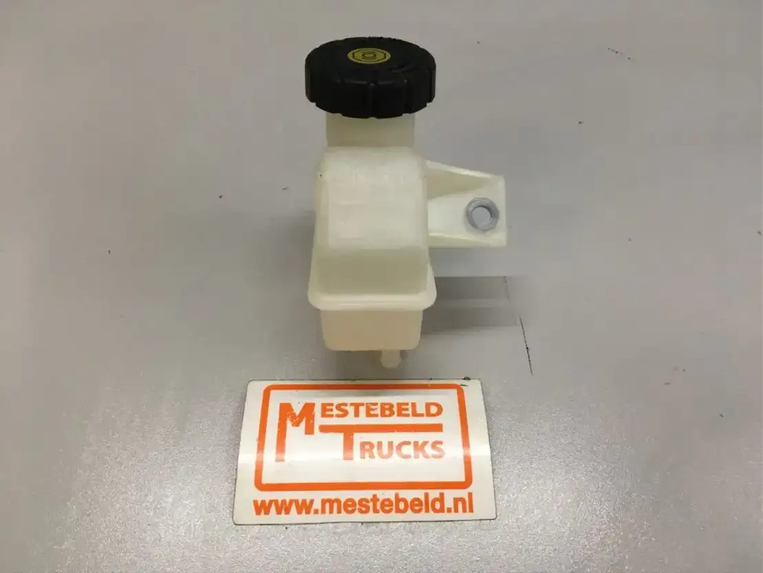 Mercedes-Benz Koppelingsvloeistof reservoir  - Clutch and parts for Truck: picture 1 Mercedes-Benz Koppelingsvloeistof reservoir  - Clutch and parts for Truck: picture 1