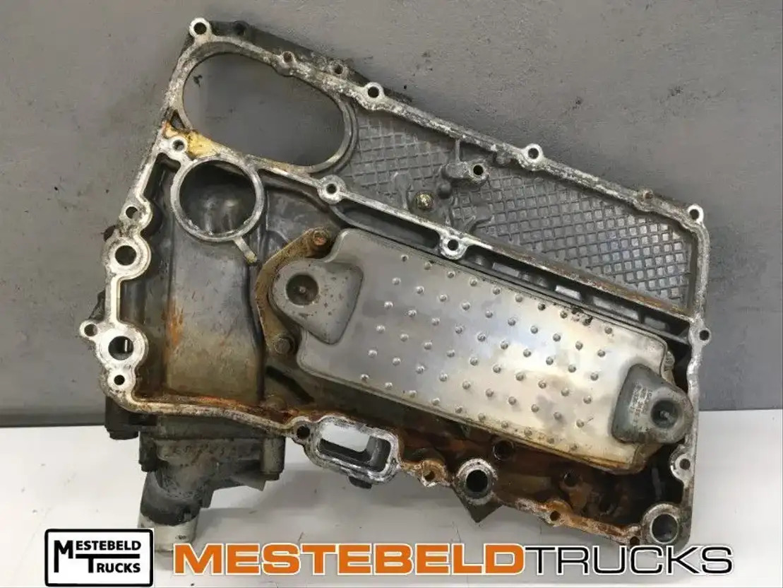 Scania Deksel met oliekoeler R400 - Engine for Truck: picture 2 Scania Deksel met oliekoeler R400 - Engine for Truck: picture 2