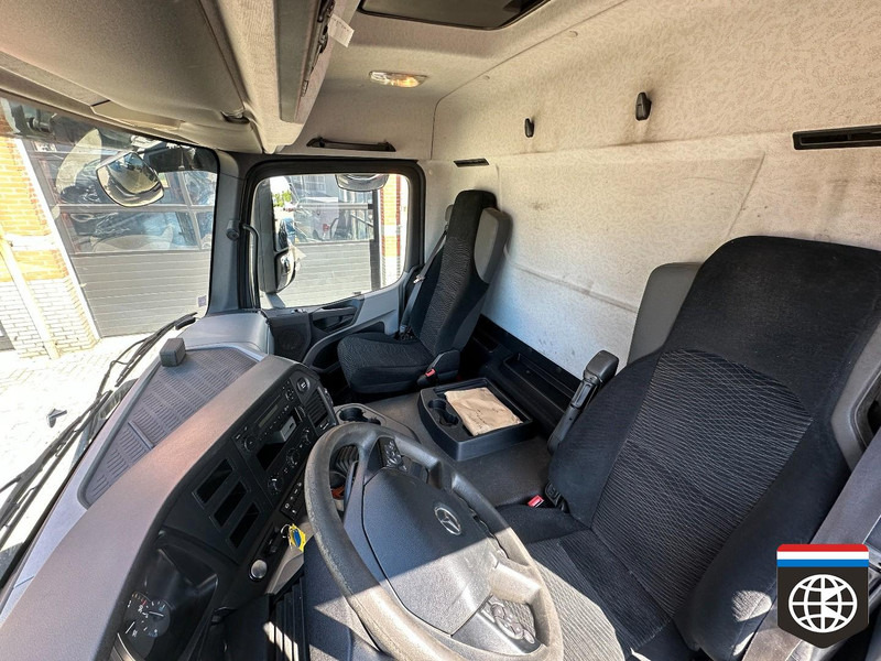 Curtainsider truck Mercedes-Benz ANTOS: picture 9 Curtainsider truck Mercedes-Benz ANTOS: picture 9