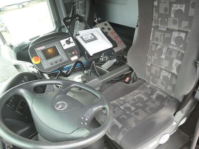 Road sweeper Mercedes-Benz 2032 A Actros 4x4, Bucher STKF 9500, Airport, AC: picture 12 Road sweeper Mercedes-Benz 2032 A Actros 4x4, Bucher STKF 9500, Airport, AC: picture 12