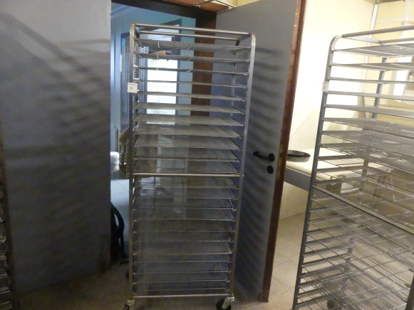 Chariot avec grilles 60x40 cm - Bakery equipment: picture 1 Chariot avec grilles 60x40 cm - Bakery equipment: picture 1