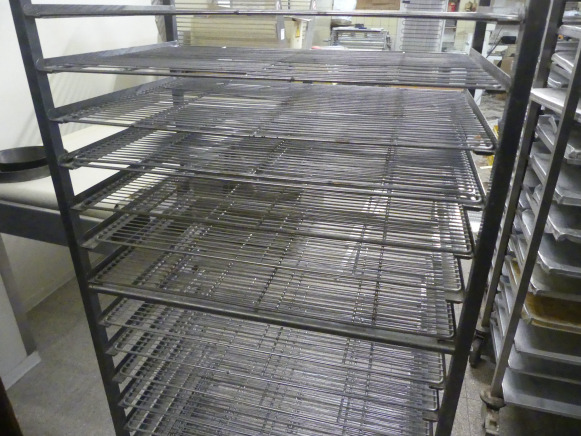 Chariot avec grilles 60x40 cm - Bakery equipment: picture 3 Chariot avec grilles 60x40 cm - Bakery equipment: picture 3