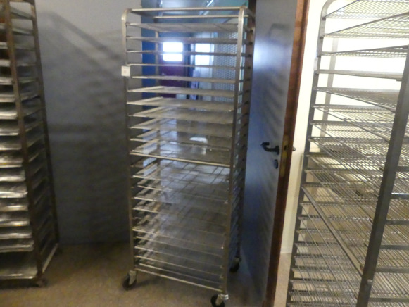 Chariot avec grilles 60x40 cm - Bakery equipment: picture 2 Chariot avec grilles 60x40 cm - Bakery equipment: picture 2