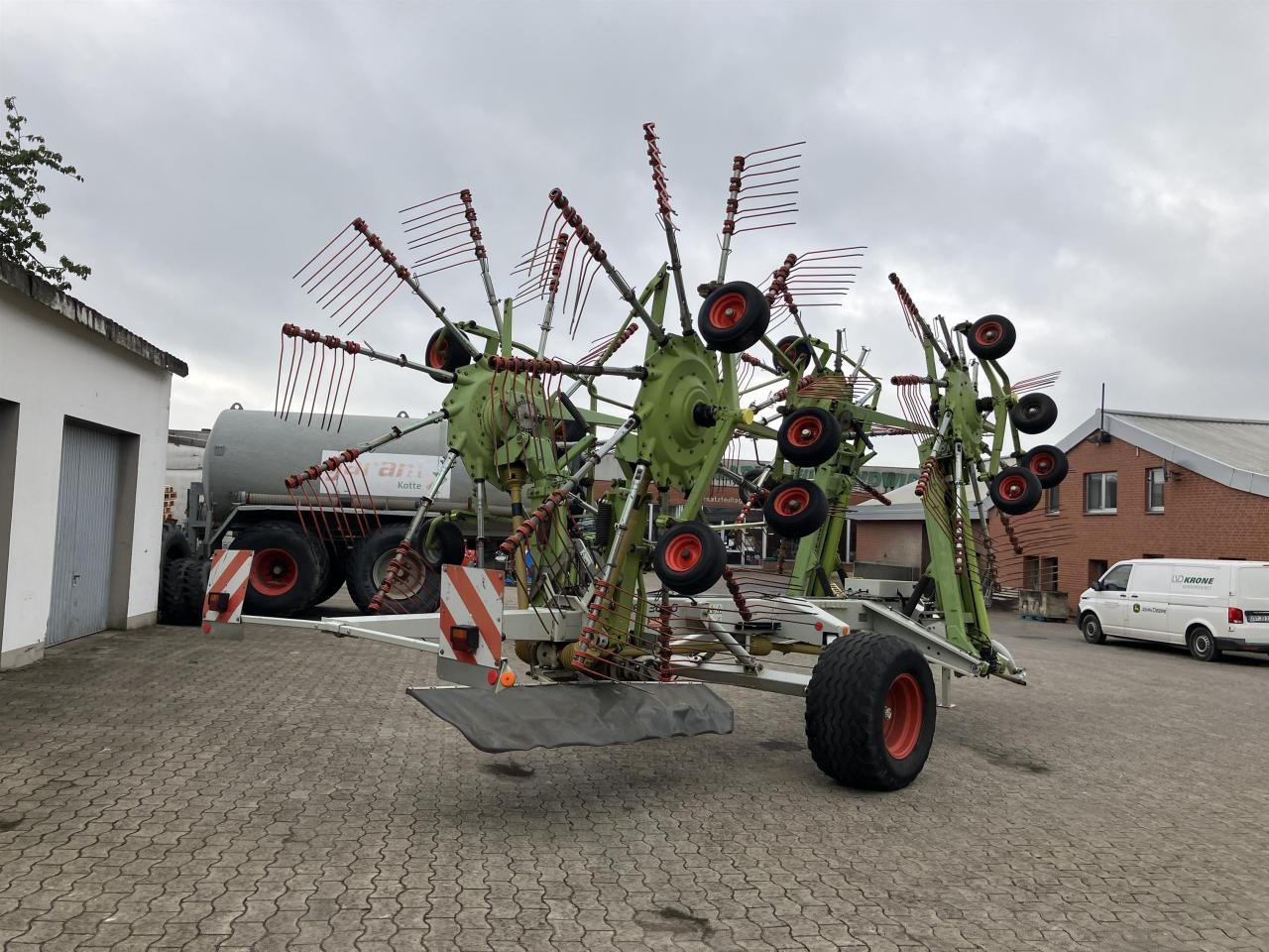CLAAS Liner 3000 - Tedder/ Rake: picture 4 CLAAS Liner 3000 - Tedder/ Rake: picture 4