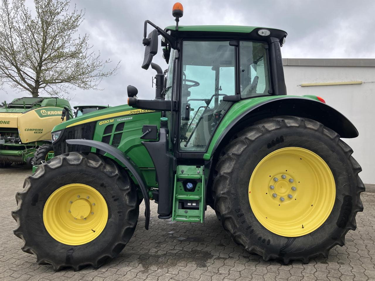John Deere 6120M - Farm tractor: picture 3 John Deere 6120M - Farm tractor: picture 3