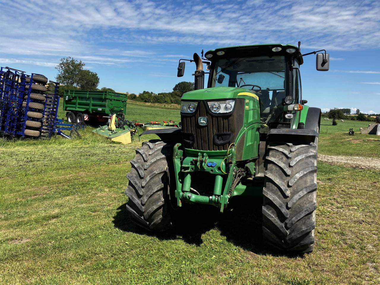 John Deere 6210R - Farm tractor: picture 3 John Deere 6210R - Farm tractor: picture 3