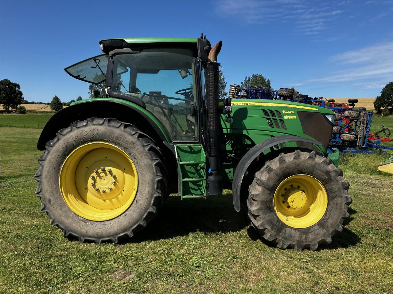 John Deere 6210R - Farm tractor: picture 2 John Deere 6210R - Farm tractor: picture 2