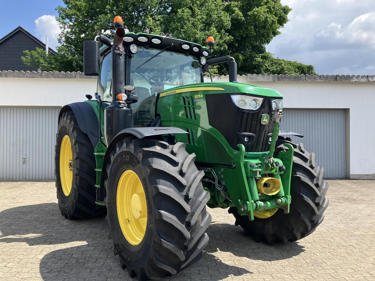 John Deere 6215R - Farm tractor: picture 2 John Deere 6215R - Farm tractor: picture 2