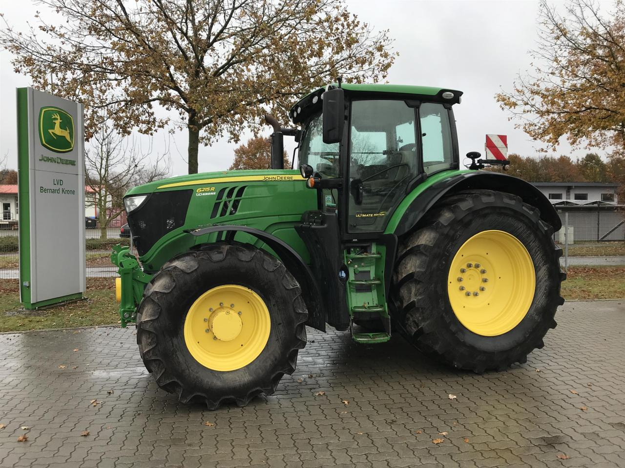 John Deere 6215R - Farm tractor: picture 1 John Deere 6215R - Farm tractor: picture 1