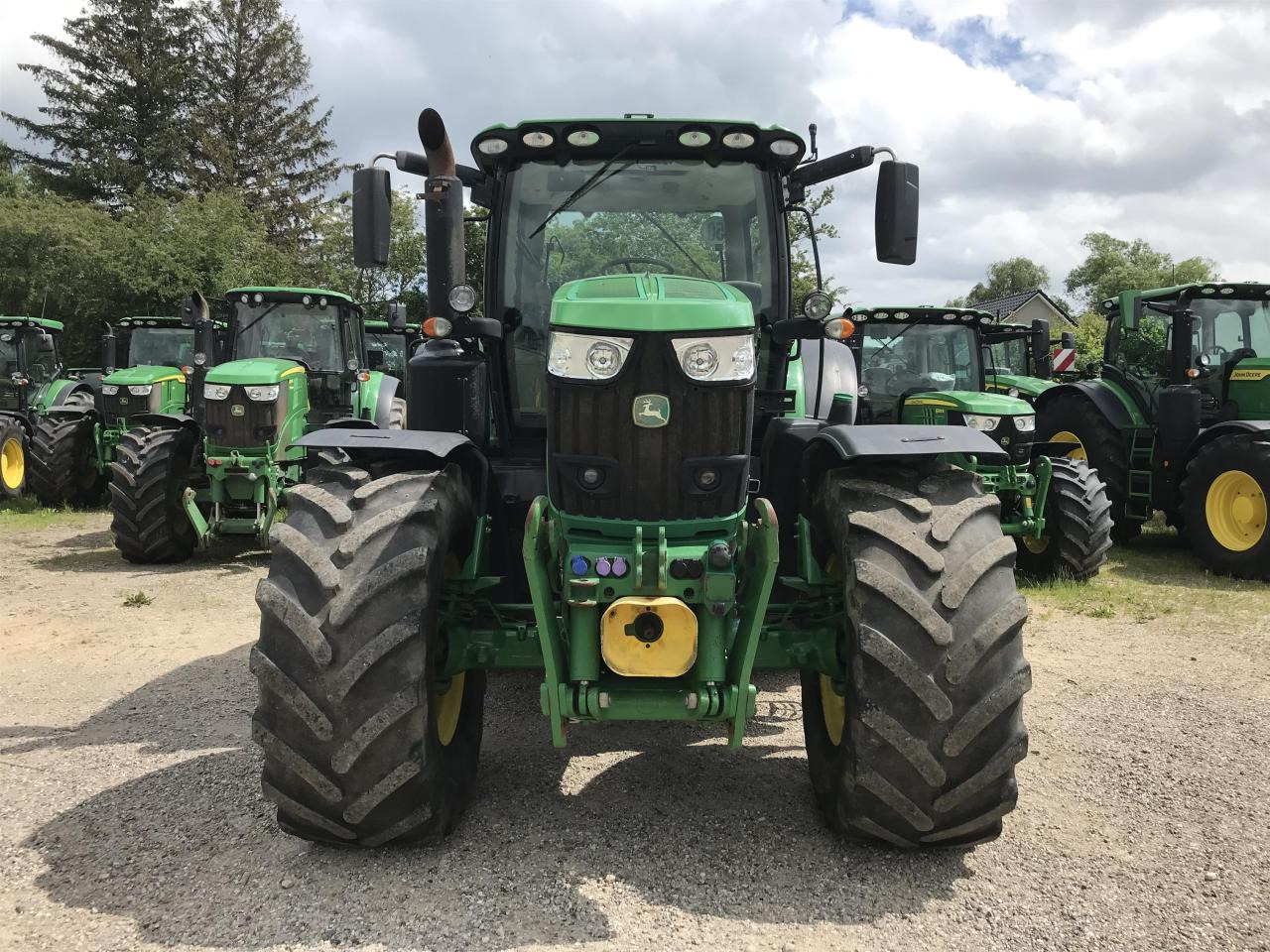 John Deere 6215R - Farm tractor: picture 3 John Deere 6215R - Farm tractor: picture 3