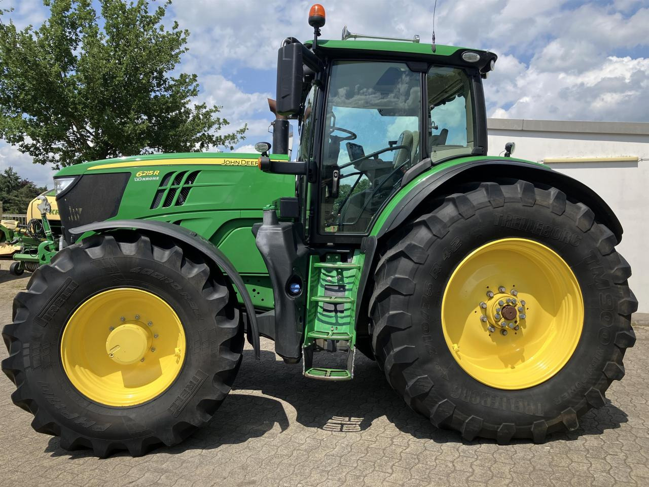John Deere 6215R - Farm tractor: picture 4 John Deere 6215R - Farm tractor: picture 4