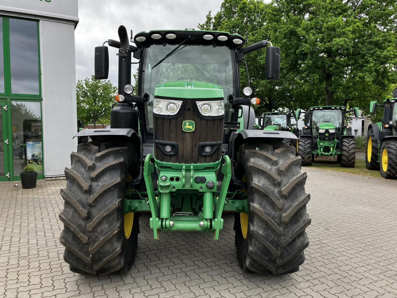 John Deere 6215R - Farm tractor: picture 3 John Deere 6215R - Farm tractor: picture 3
