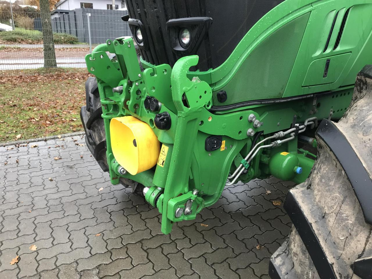 John Deere 6215R - Farm tractor: picture 4 John Deere 6215R - Farm tractor: picture 4