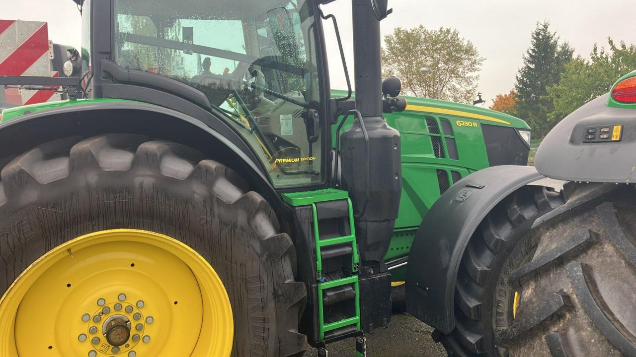 John Deere 6230R - Farm tractor: picture 3 John Deere 6230R - Farm tractor: picture 3
