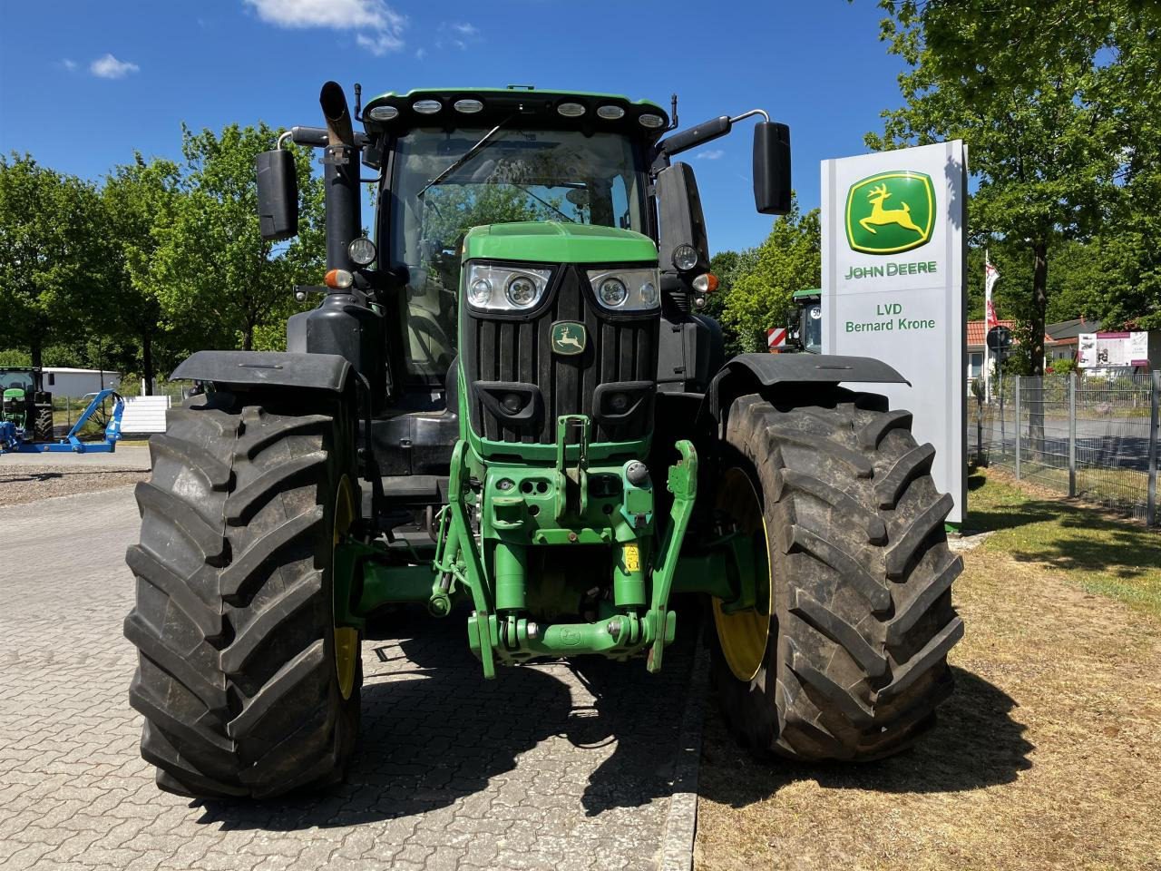 John Deere 6230R - Farm tractor: picture 3 John Deere 6230R - Farm tractor: picture 3