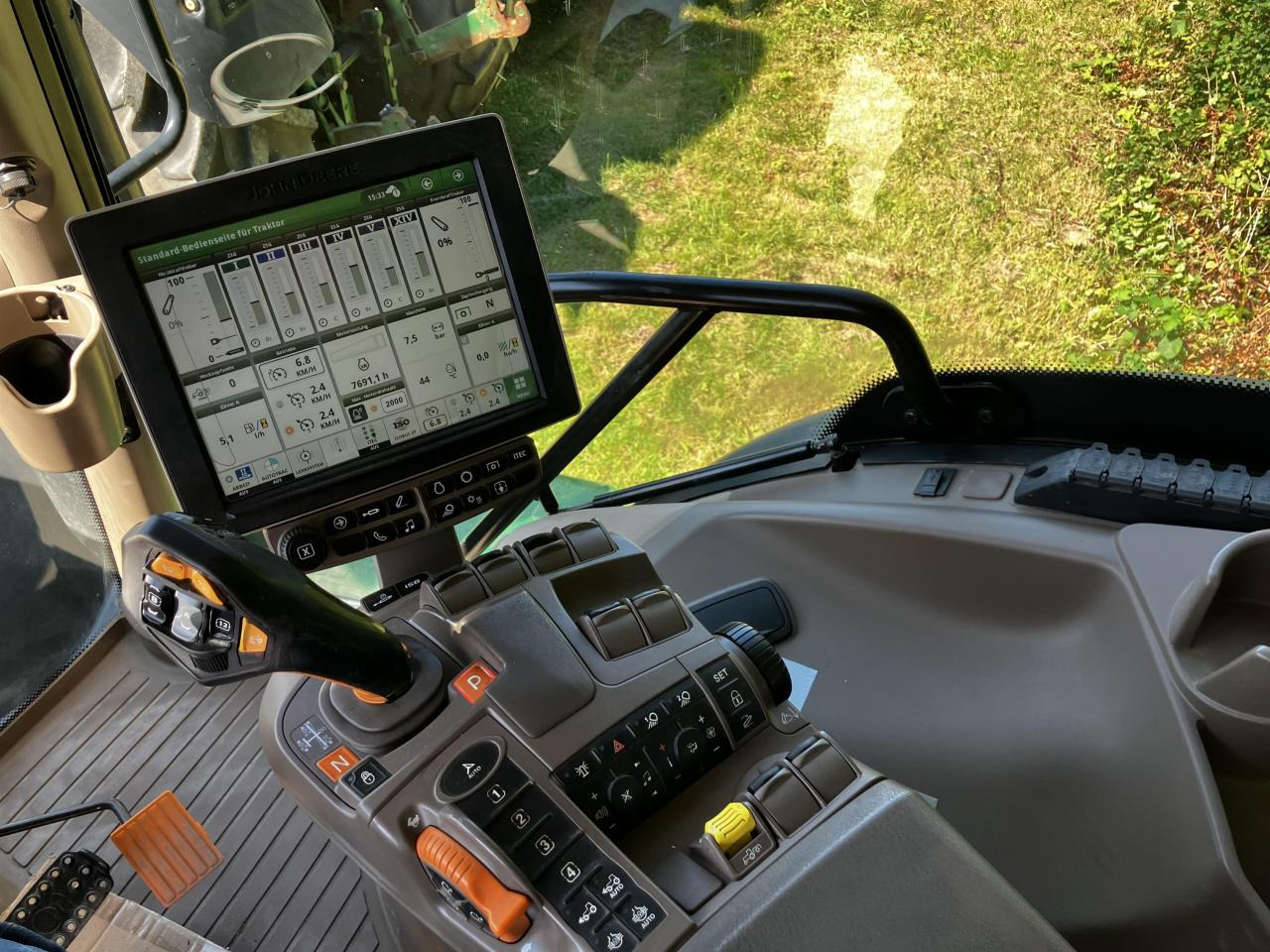 Farm tractor John Deere 6230R: picture 9