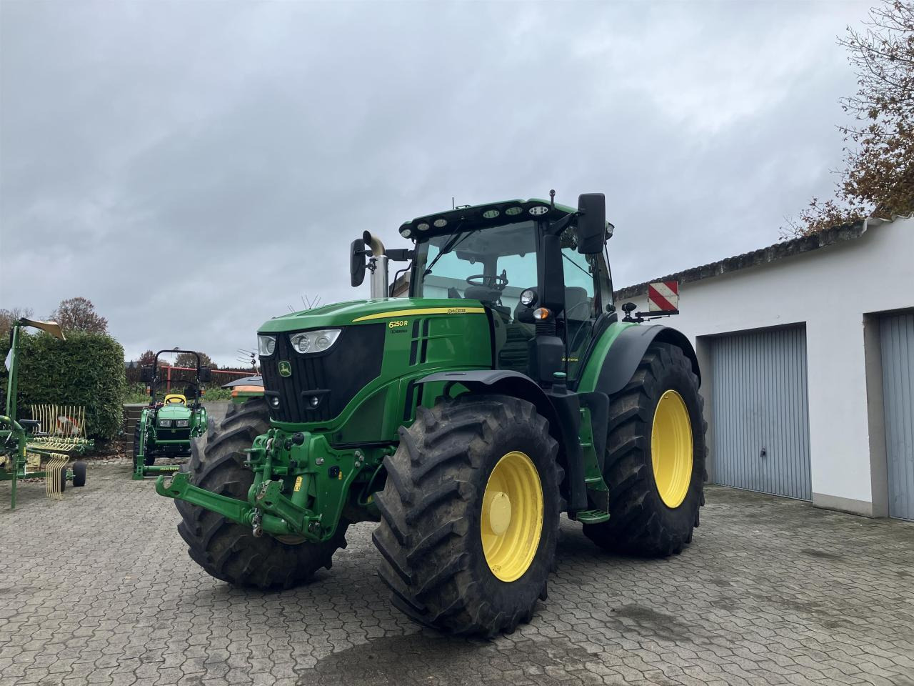 John Deere 6250R - Farm tractor: picture 2 John Deere 6250R - Farm tractor: picture 2