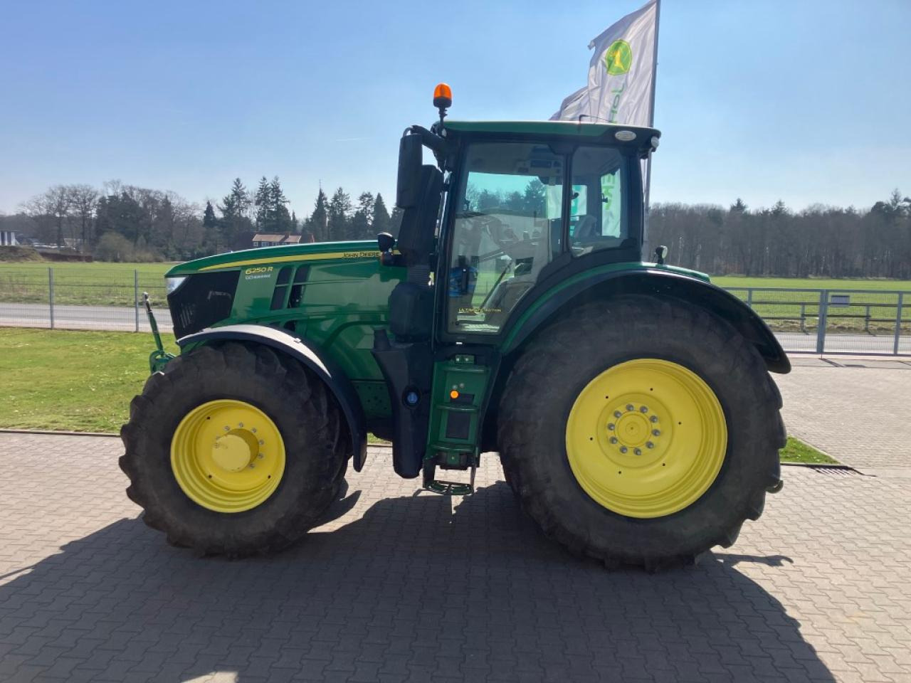 John Deere 6250R - Farm tractor: picture 4 John Deere 6250R - Farm tractor: picture 4