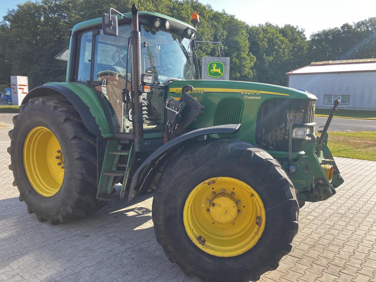 John Deere 6920 S - Farm tractor: picture 1 John Deere 6920 S - Farm tractor: picture 1