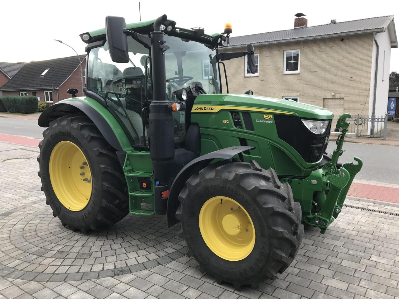 John Deere 6R 130 - Farm tractor: picture 2 John Deere 6R 130 - Farm tractor: picture 2