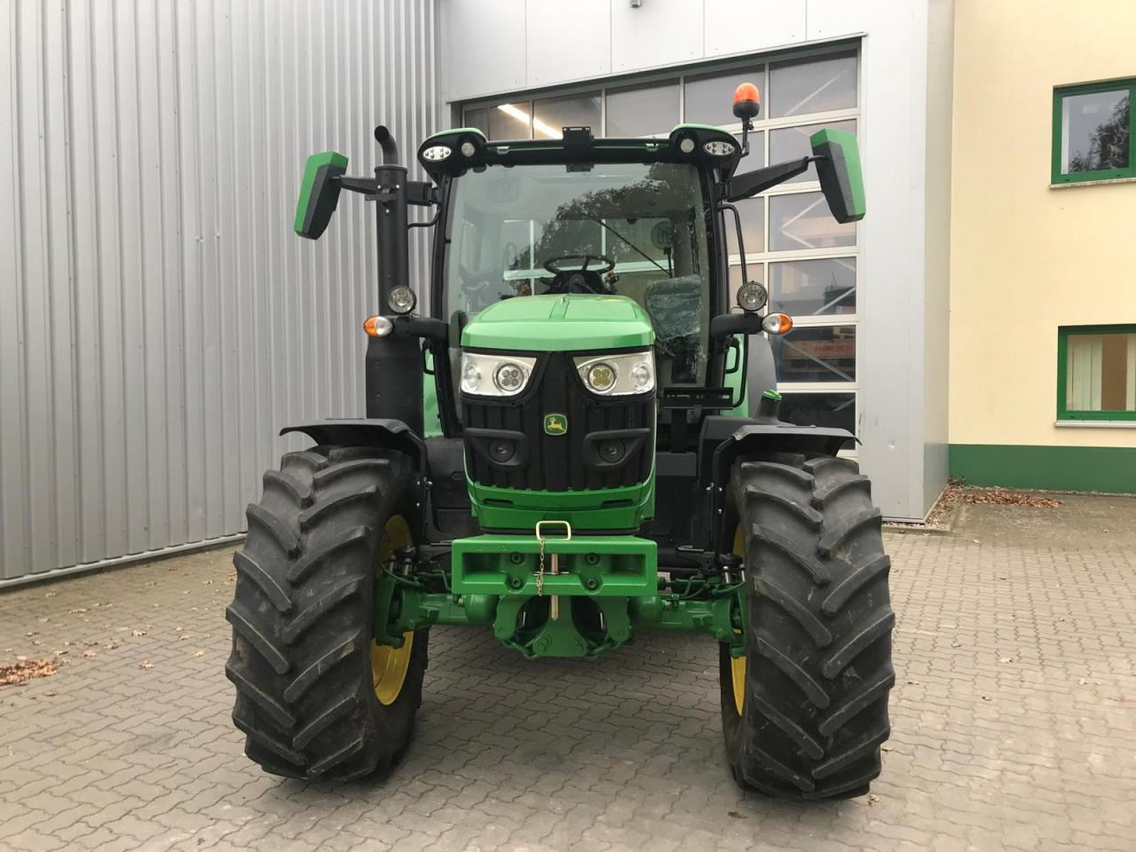 John Deere 6R 130 - Farm tractor: picture 4 John Deere 6R 130 - Farm tractor: picture 4