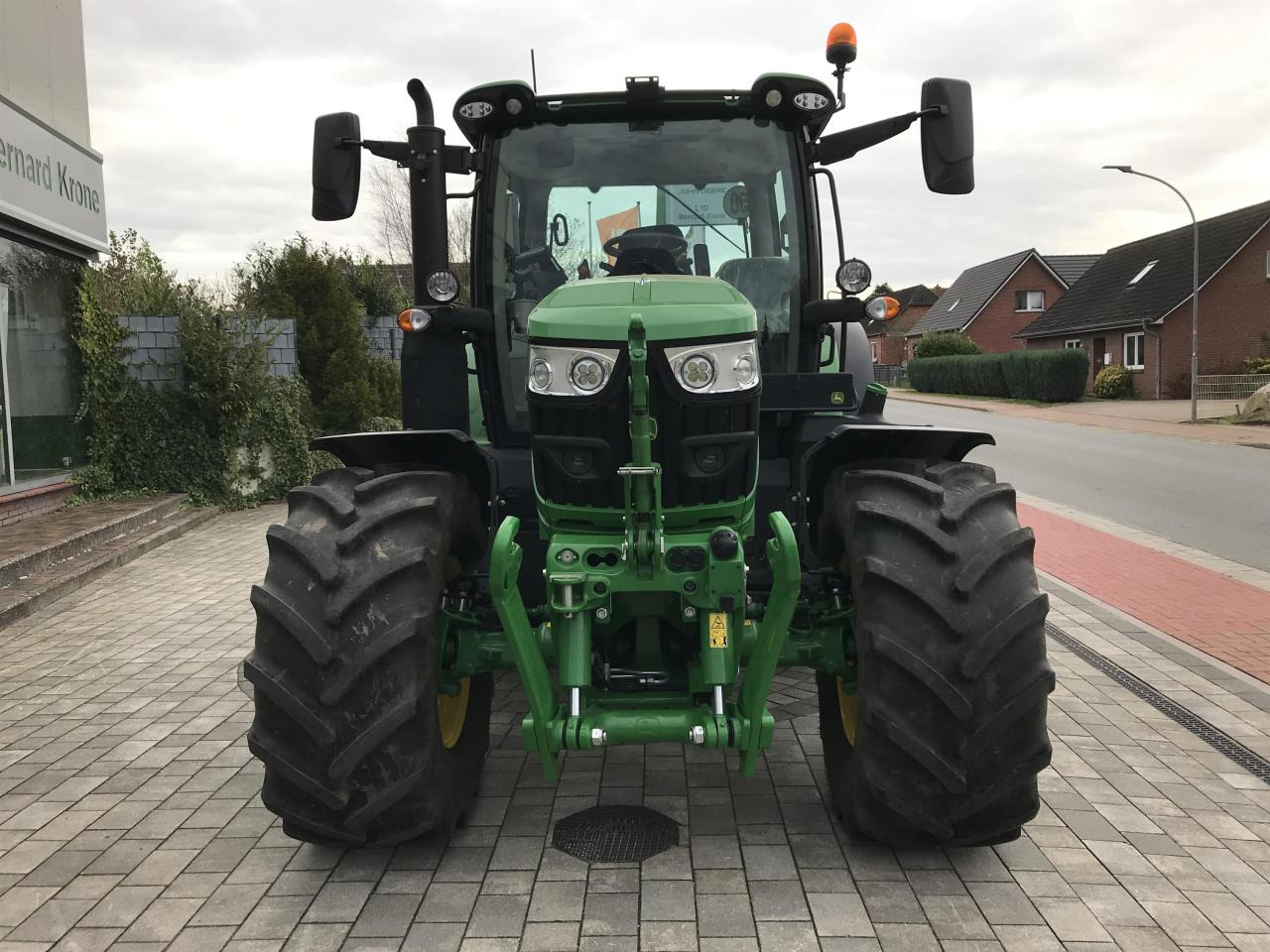 John Deere 6R 130 - Farm tractor: picture 3 John Deere 6R 130 - Farm tractor: picture 3