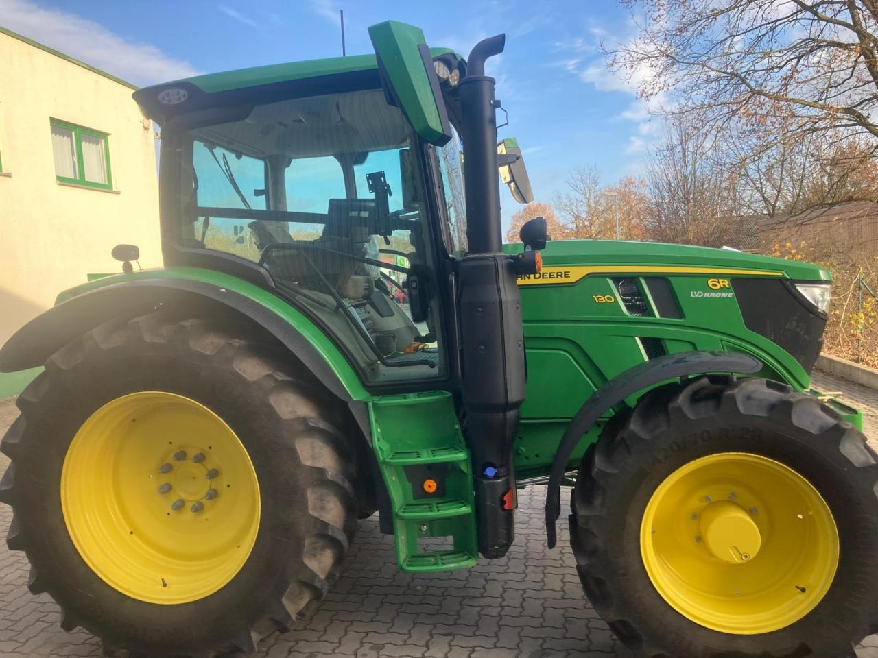 John Deere 6R 130 - Farm tractor: picture 2 John Deere 6R 130 - Farm tractor: picture 2