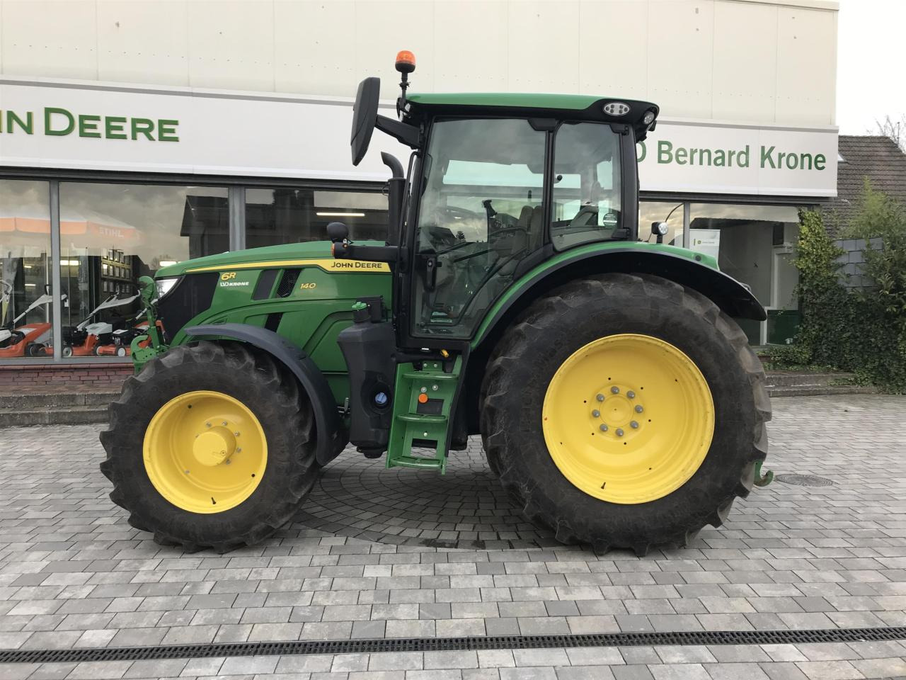 John Deere 6R 140 - Farm tractor: picture 1 John Deere 6R 140 - Farm tractor: picture 1