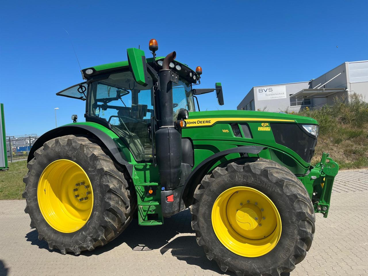 John Deere 6R 185 - Farm tractor: picture 2 John Deere 6R 185 - Farm tractor: picture 2