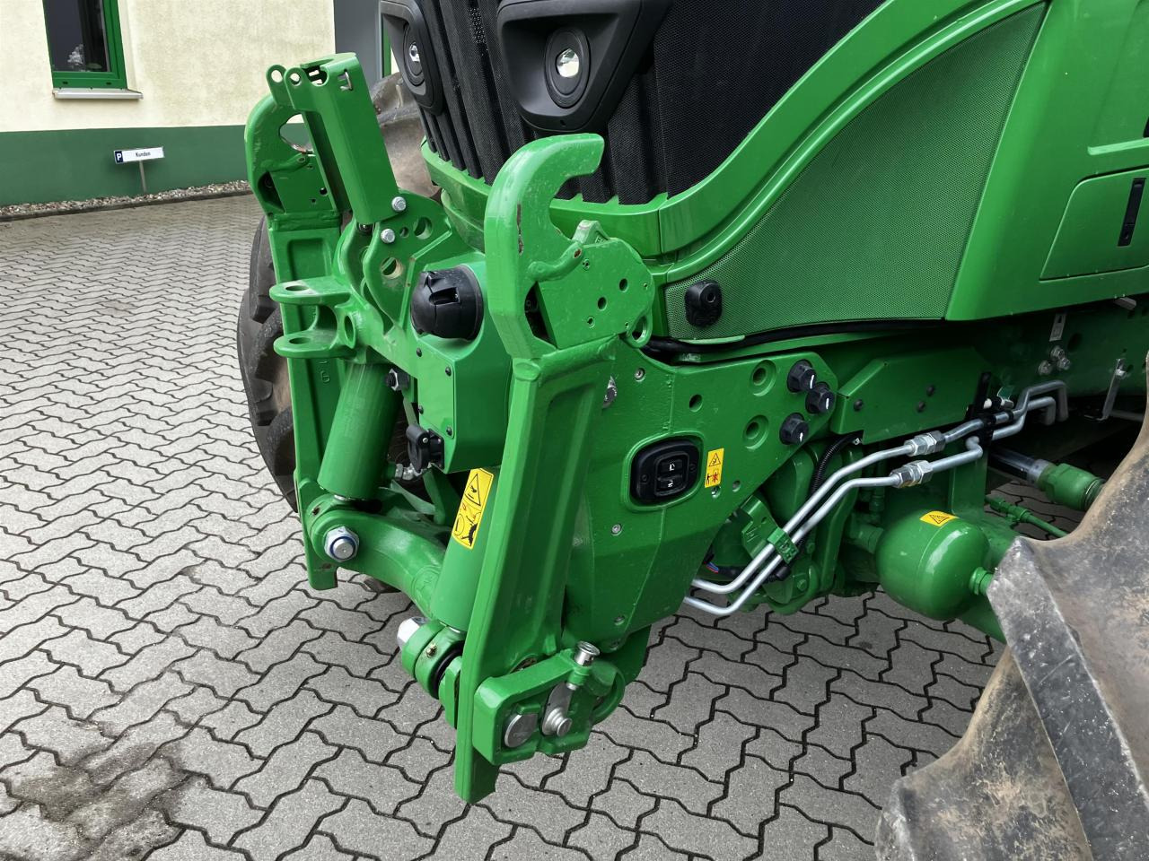 John Deere 6R 215 - Farm tractor: picture 3 John Deere 6R 215 - Farm tractor: picture 3