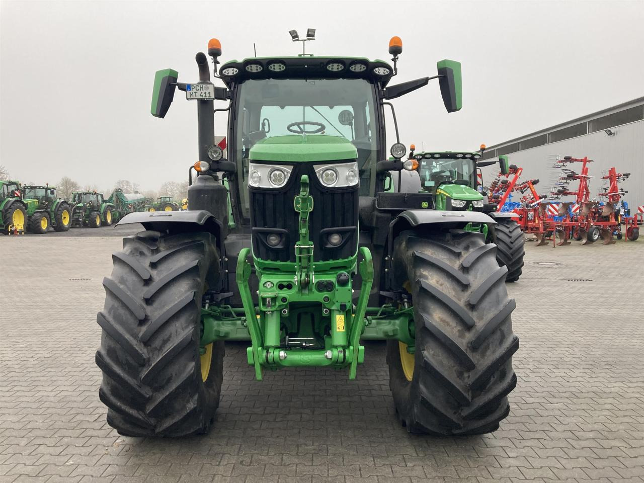 John Deere 6R 215 - Farm tractor: picture 1 John Deere 6R 215 - Farm tractor: picture 1
