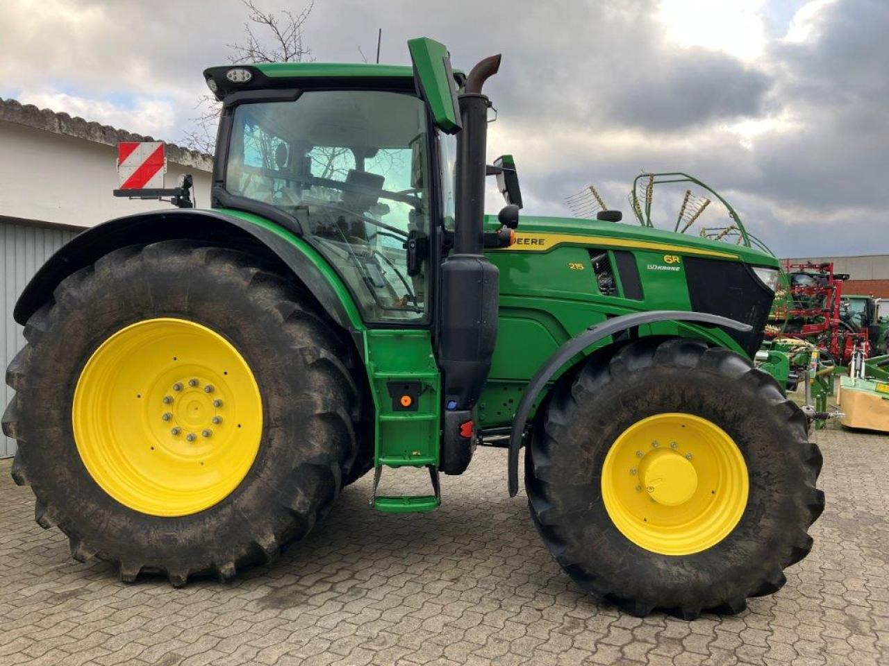 John Deere 6R 215 - Farm tractor: picture 3 John Deere 6R 215 - Farm tractor: picture 3