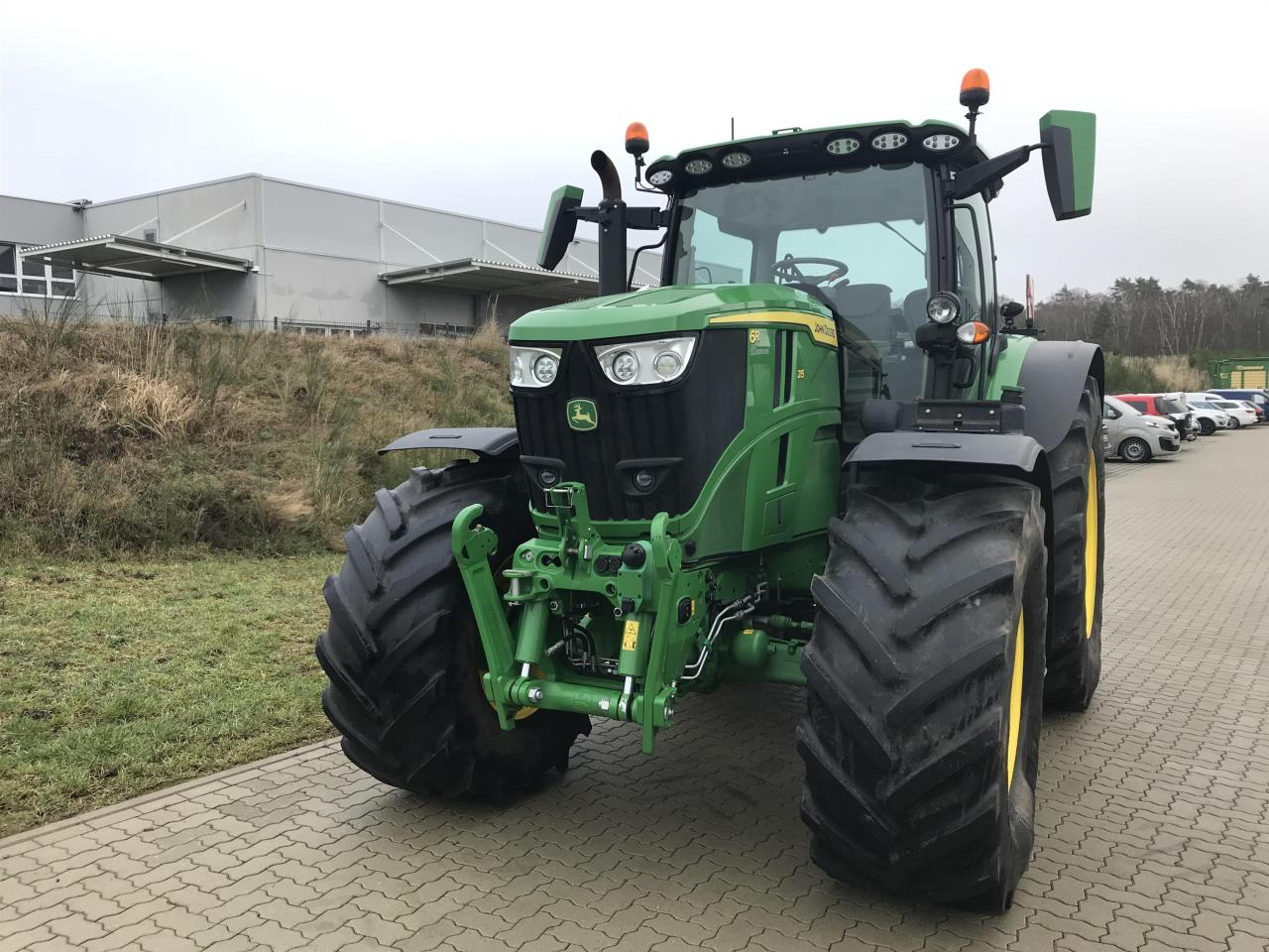 John Deere 6R 215 - Farm tractor: picture 5 John Deere 6R 215 - Farm tractor: picture 5