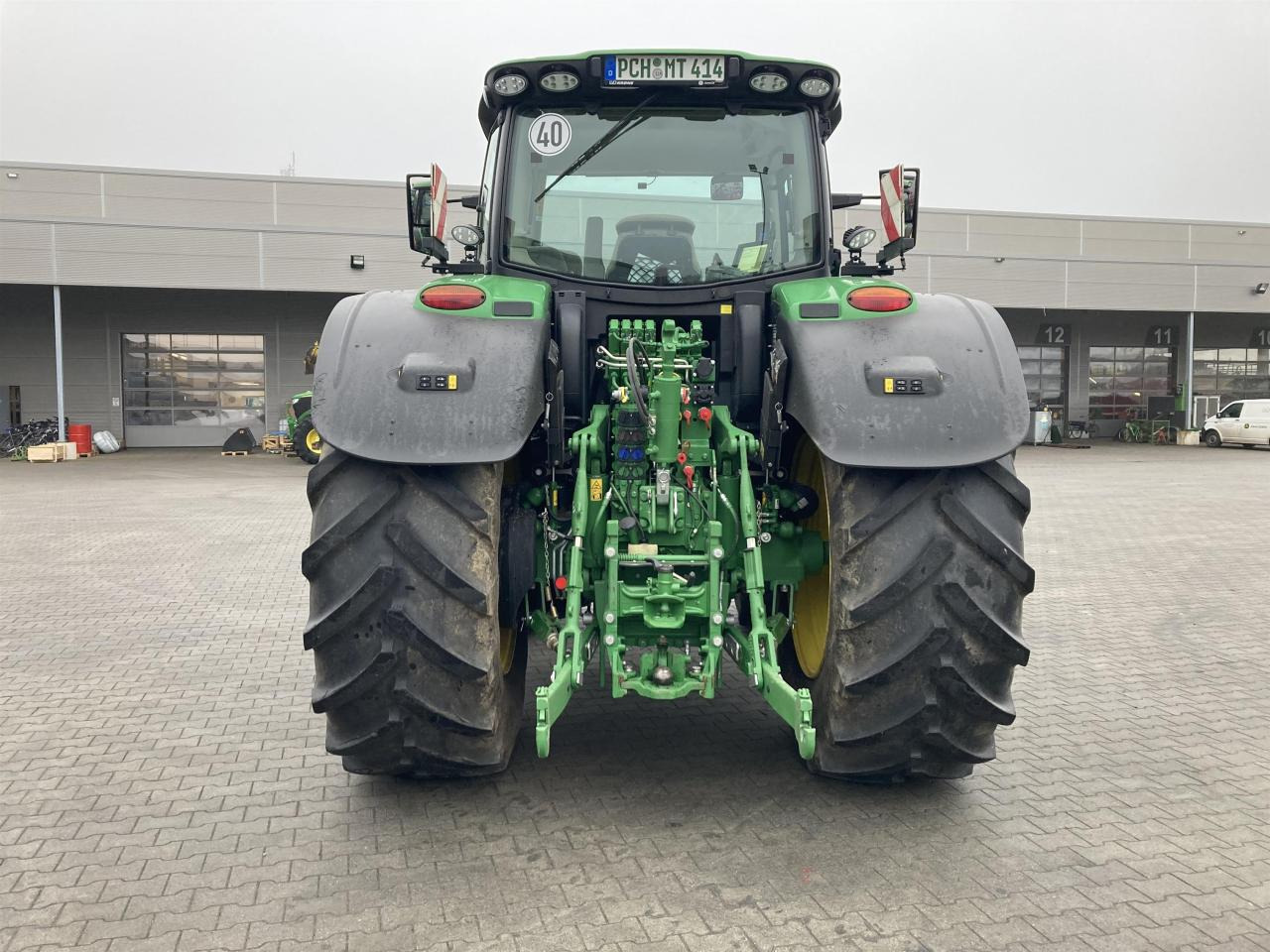 John Deere 6R 215 - Farm tractor: picture 3 John Deere 6R 215 - Farm tractor: picture 3