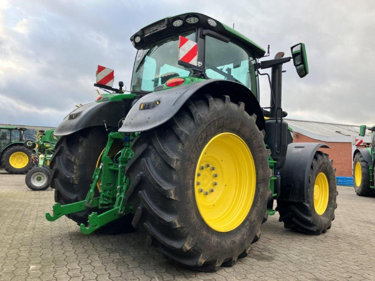 John Deere 6R 215 - Farm tractor: picture 4 John Deere 6R 215 - Farm tractor: picture 4