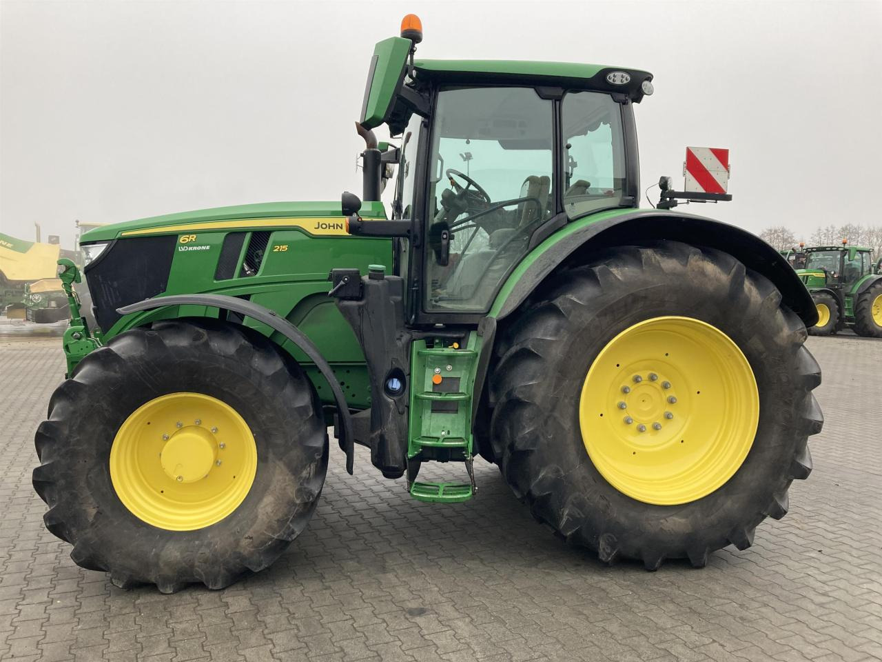 John Deere 6R 215 - Farm tractor: picture 2 John Deere 6R 215 - Farm tractor: picture 2