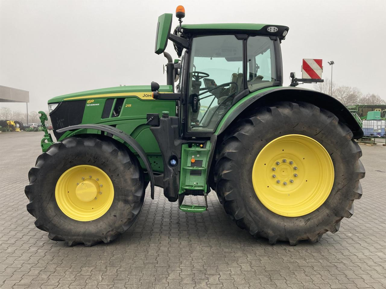 John Deere 6R 215 - Farm tractor: picture 2 John Deere 6R 215 - Farm tractor: picture 2