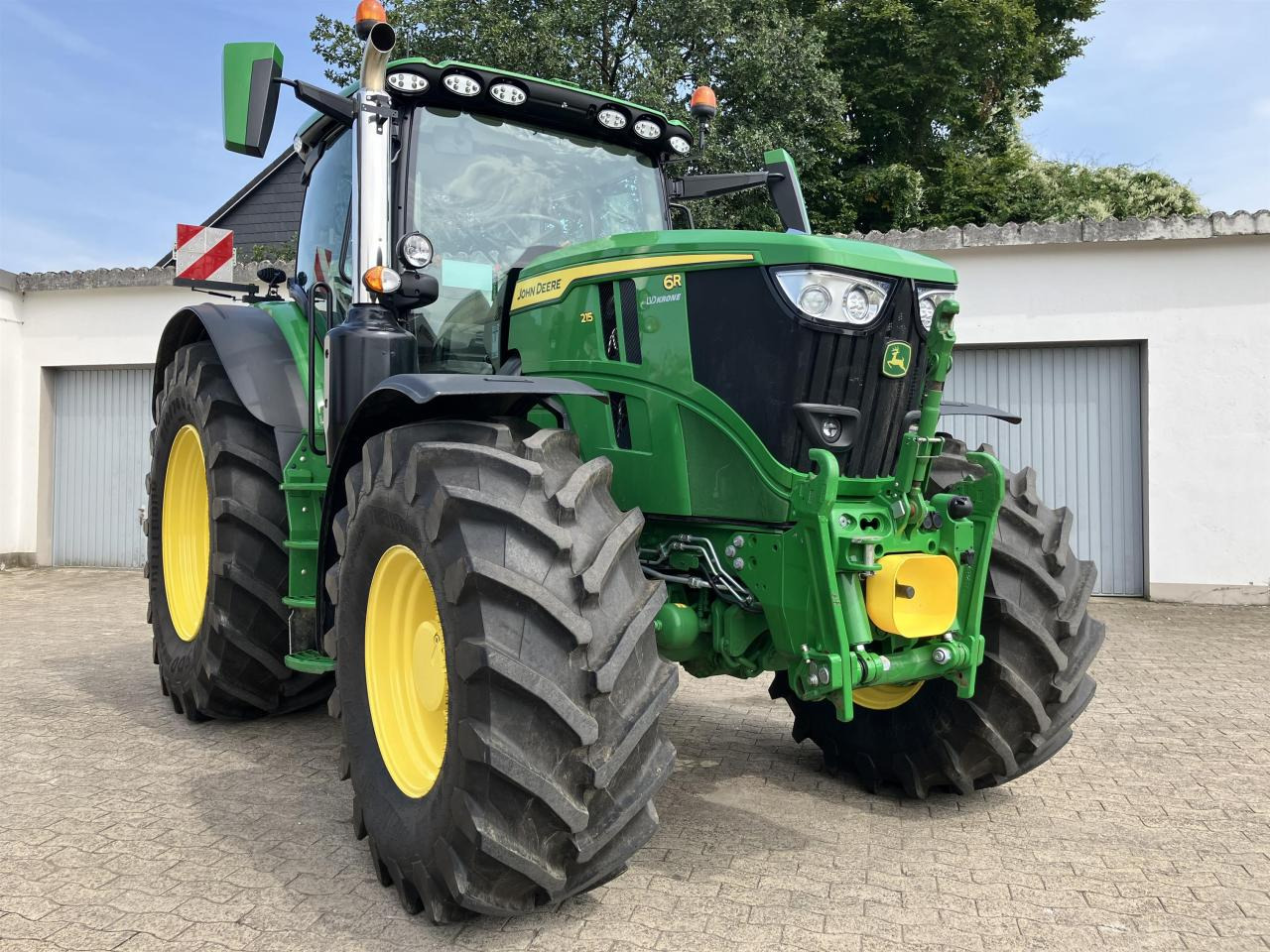 Farm tractor John Deere 6R 215: picture 1