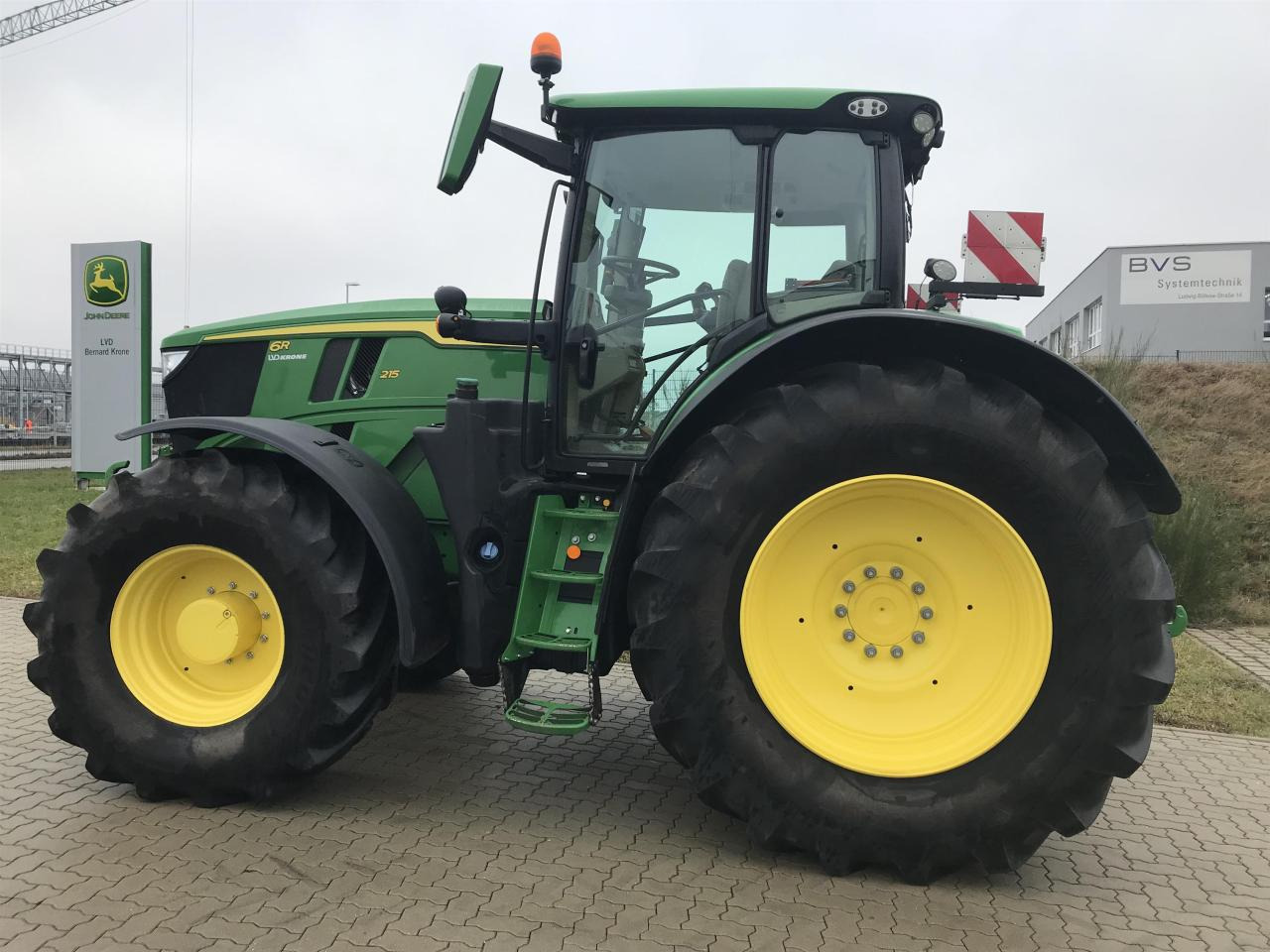John Deere 6R 215 - Farm tractor: picture 1 John Deere 6R 215 - Farm tractor: picture 1