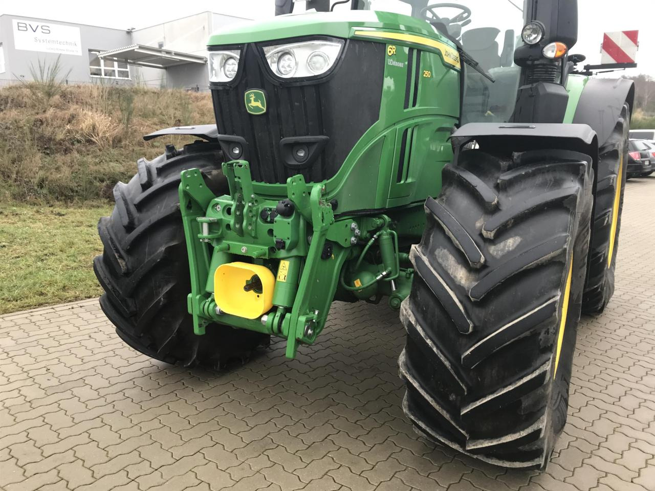 John Deere 6R 250 - Farm tractor: picture 4 John Deere 6R 250 - Farm tractor: picture 4
