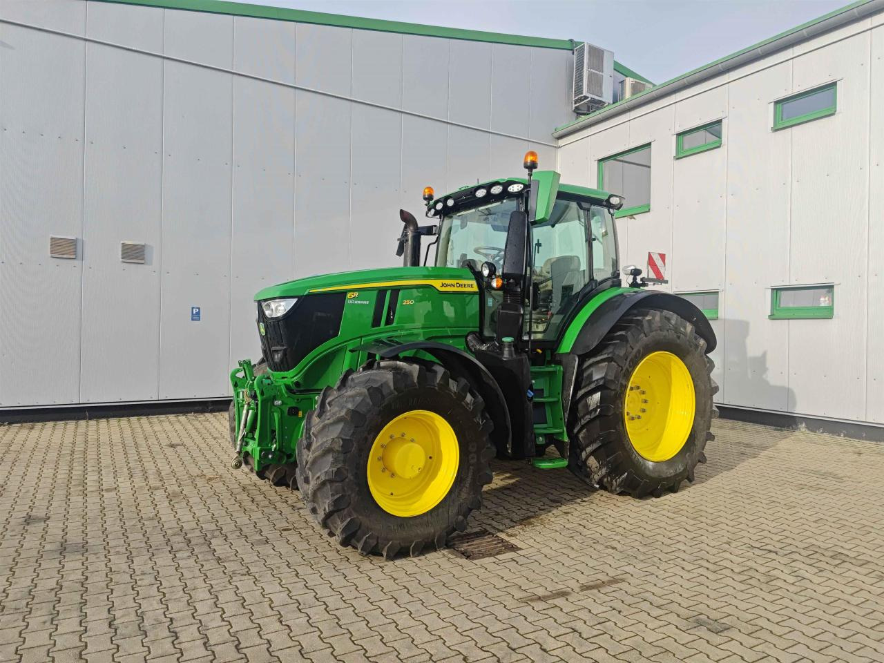 John Deere 6R 250 - Farm tractor: picture 1 John Deere 6R 250 - Farm tractor: picture 1
