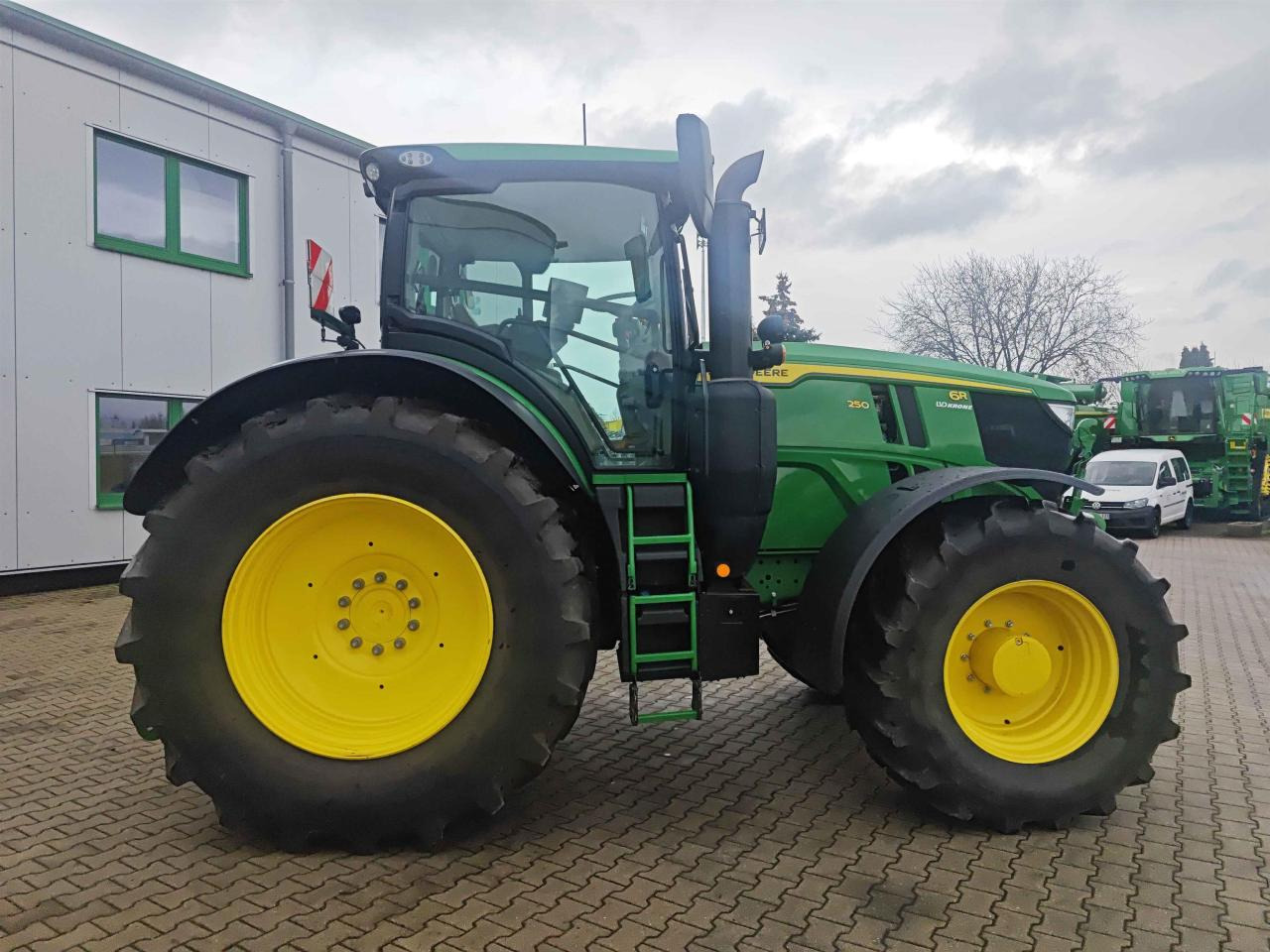 John Deere 6R 250 - Farm tractor: picture 3 John Deere 6R 250 - Farm tractor: picture 3