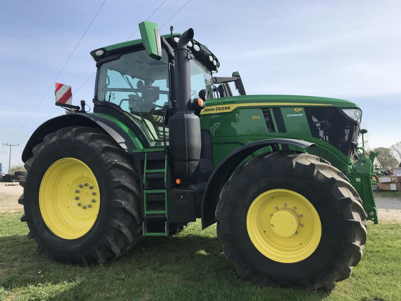 John Deere 6R 250 - Farm tractor: picture 2 John Deere 6R 250 - Farm tractor: picture 2