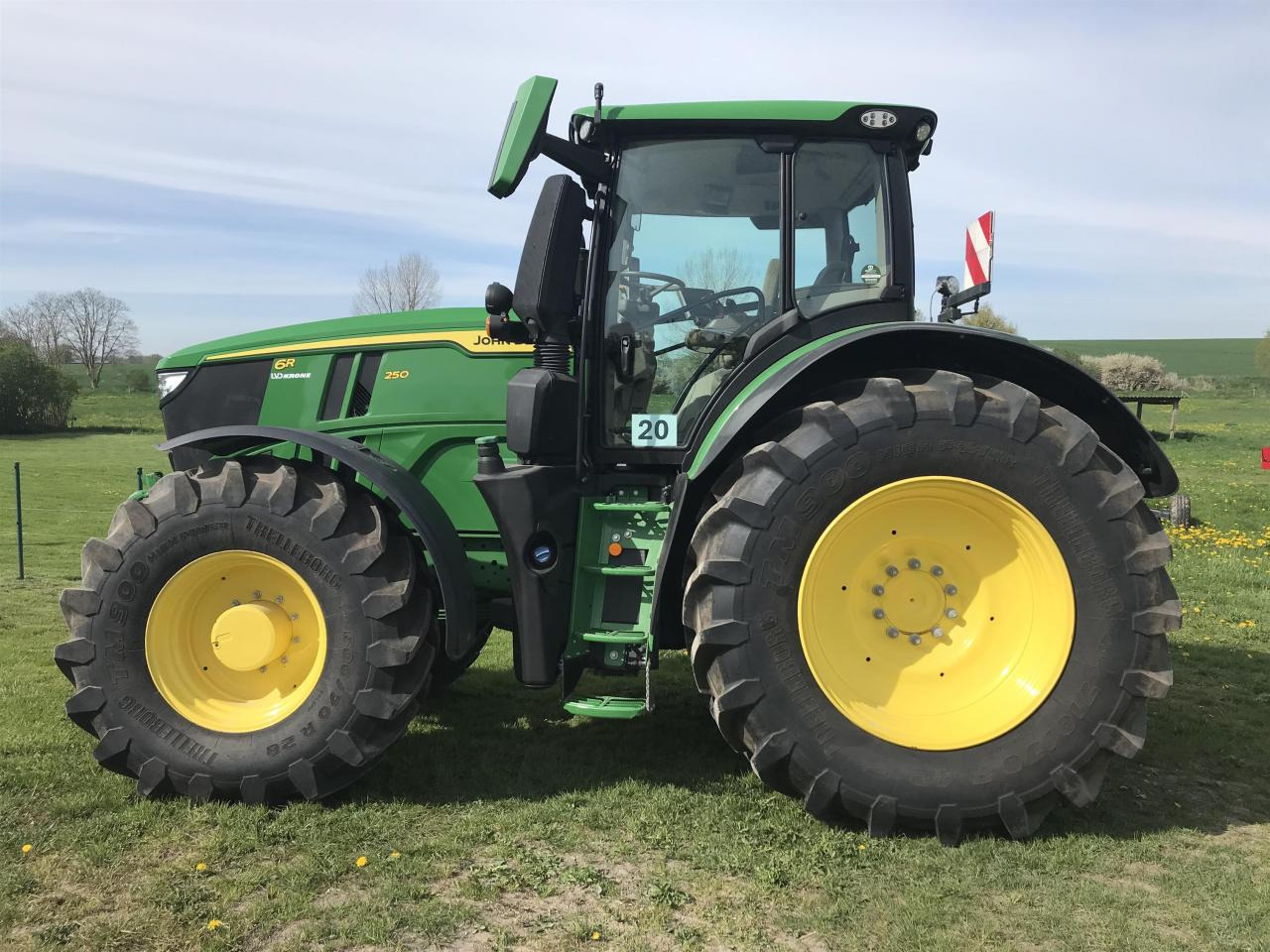 John Deere 6R 250 - Farm tractor: picture 1 John Deere 6R 250 - Farm tractor: picture 1