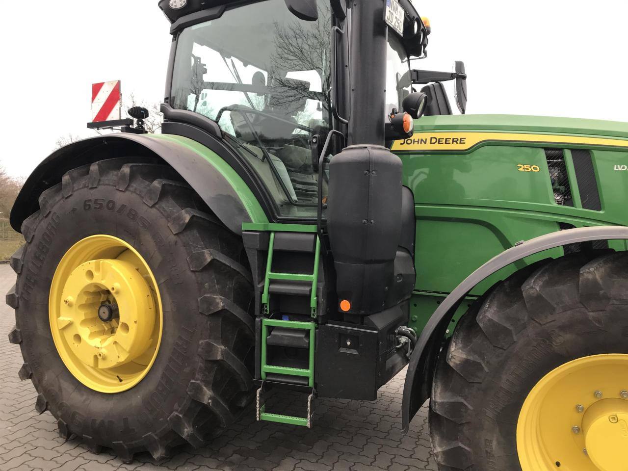 John Deere 6R 250 - Farm tractor: picture 2 John Deere 6R 250 - Farm tractor: picture 2